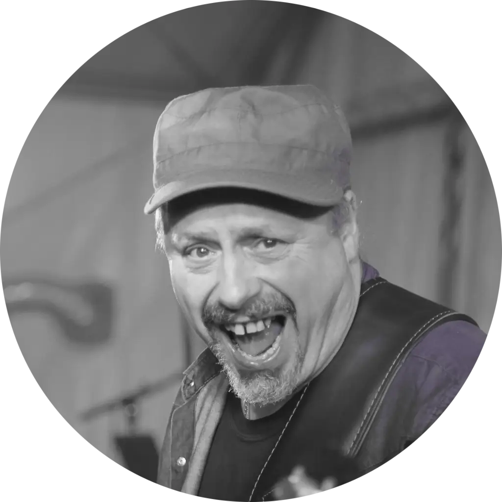 Massimo, Bassist und Sänger der Band LivePart