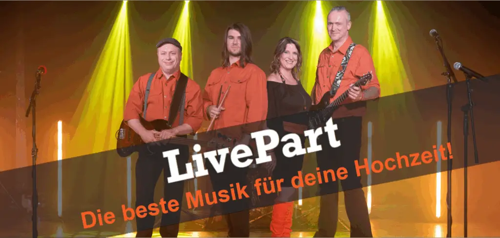 Die strahlenden Musiker der Band LivePart auf einer schön ausgeleuchteten Bühne