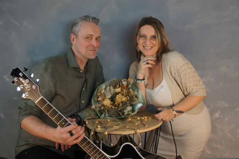 Gitarrist Michael und Sängerin Barbara lächeln in die Kamera