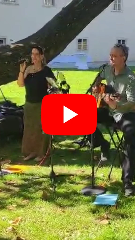 Link zu einem Youtube Video mit dem Bild einer Trauung im Freien